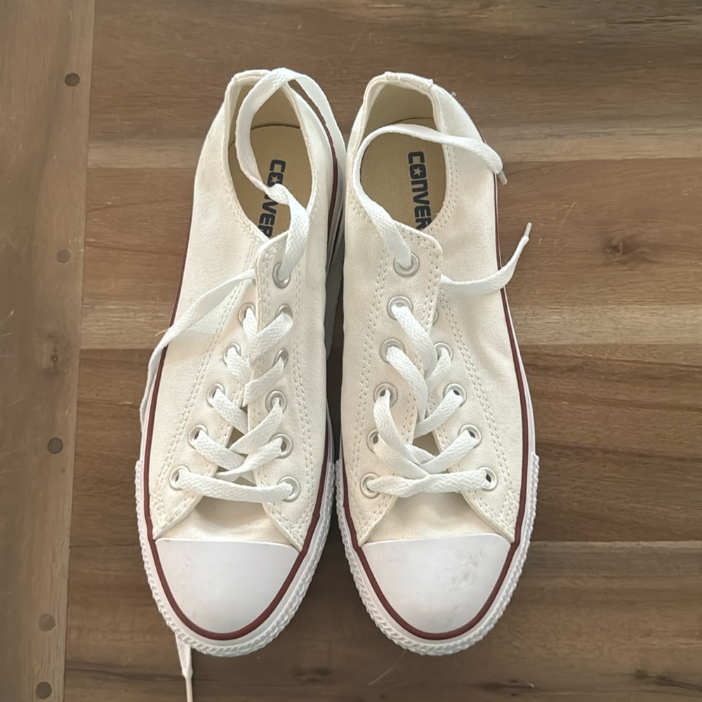 White Chuck Taylor All Star converse low tops, new women’s 8, men’s 6 eur 39